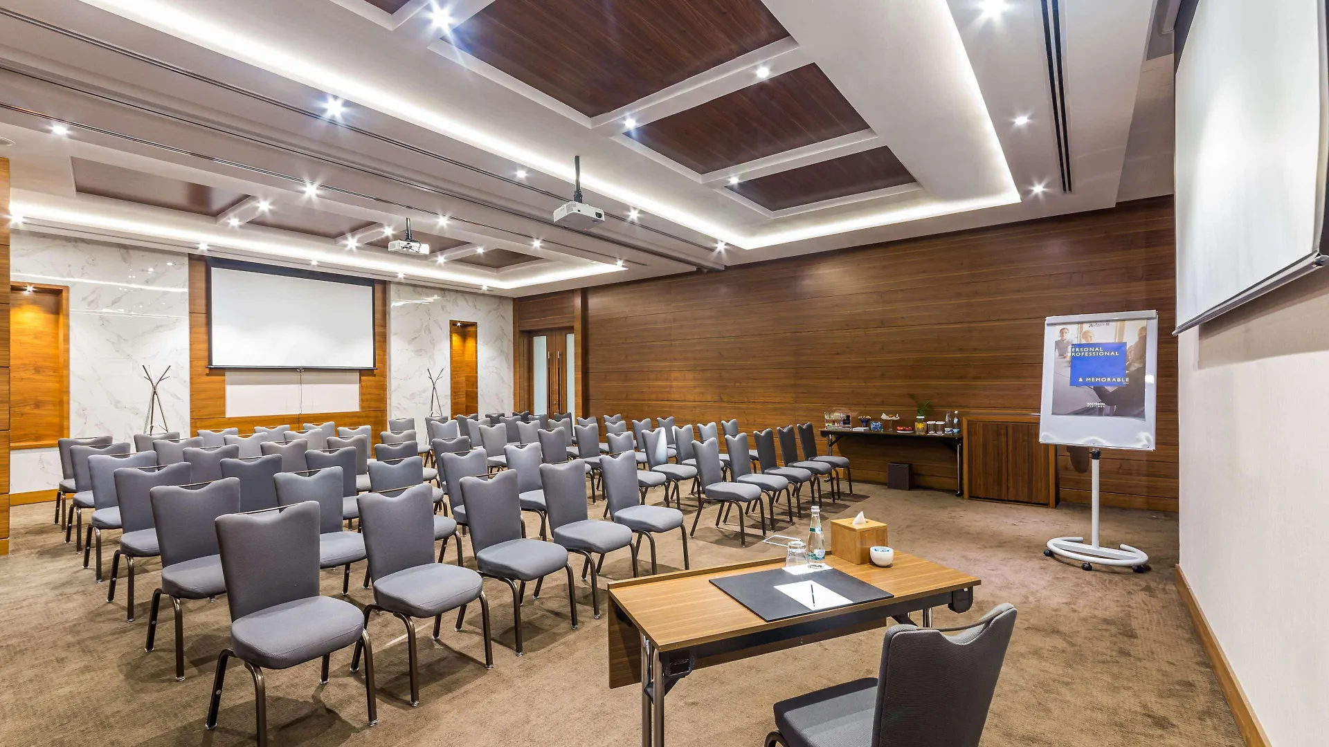 Radisson Blu Hotel, Dubai Waterfront