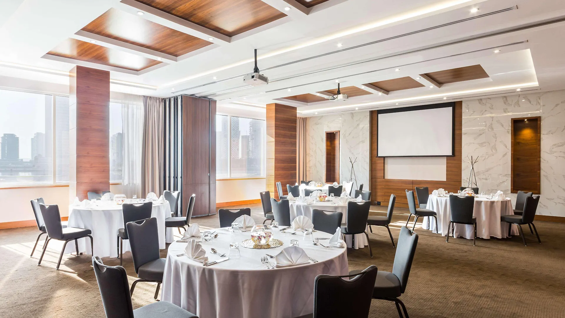 Radisson Blu Hotel, Dubai Waterfront 5*,