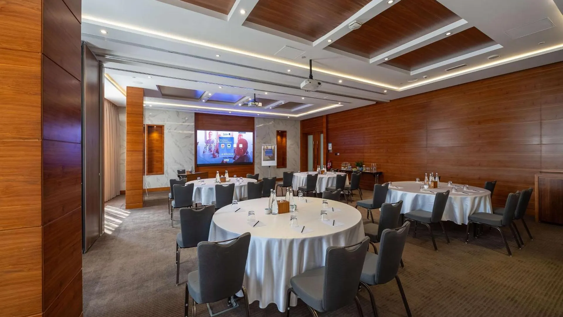 Radisson Blu Hotel, Dubai Waterfront Hotel